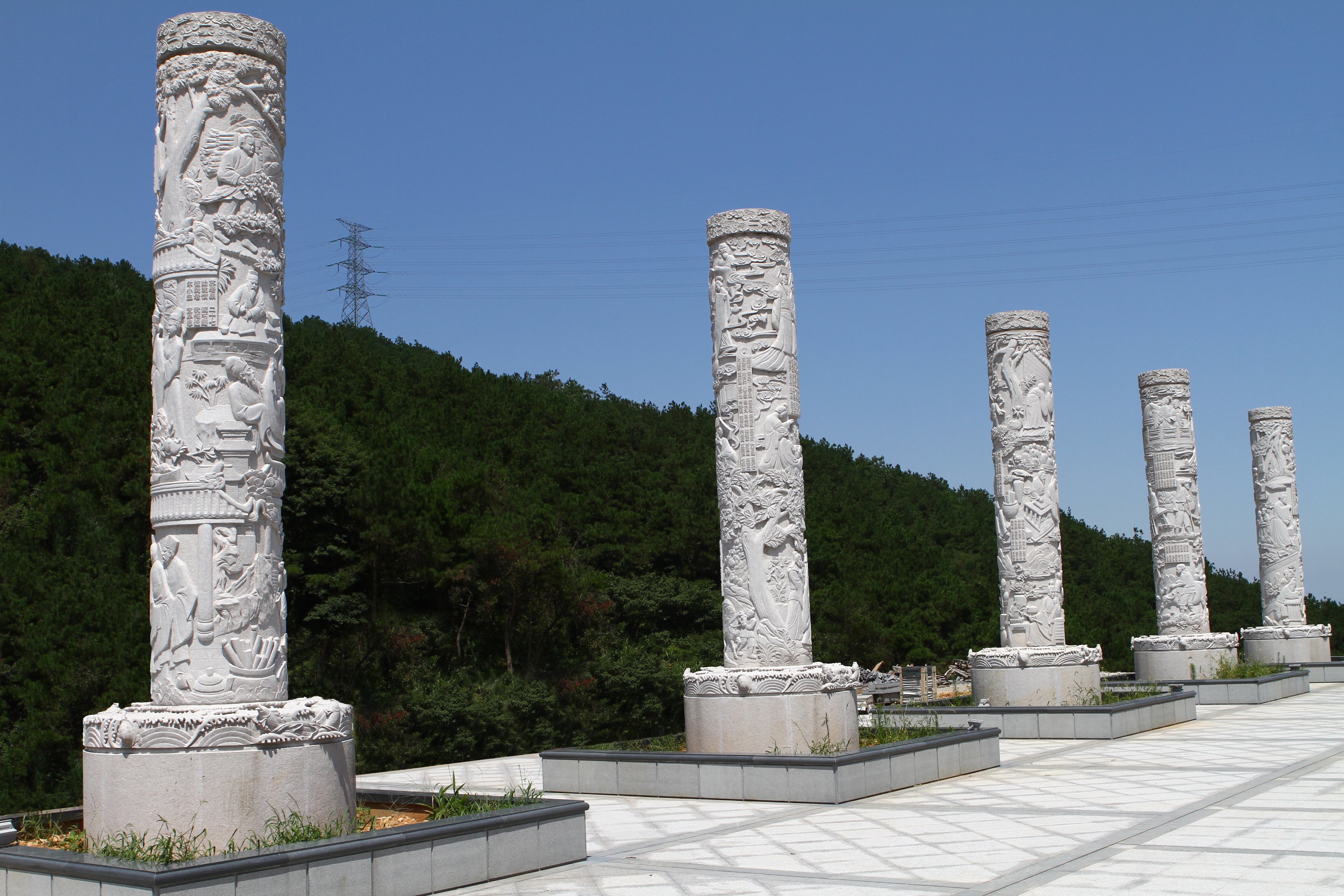 孝德传承的现代诠释：乐清长安功德园《三字经》浮雕柱