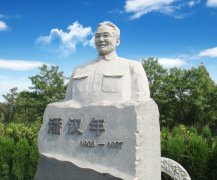 瞻仰潘汉年雕像：追寻英雄足迹