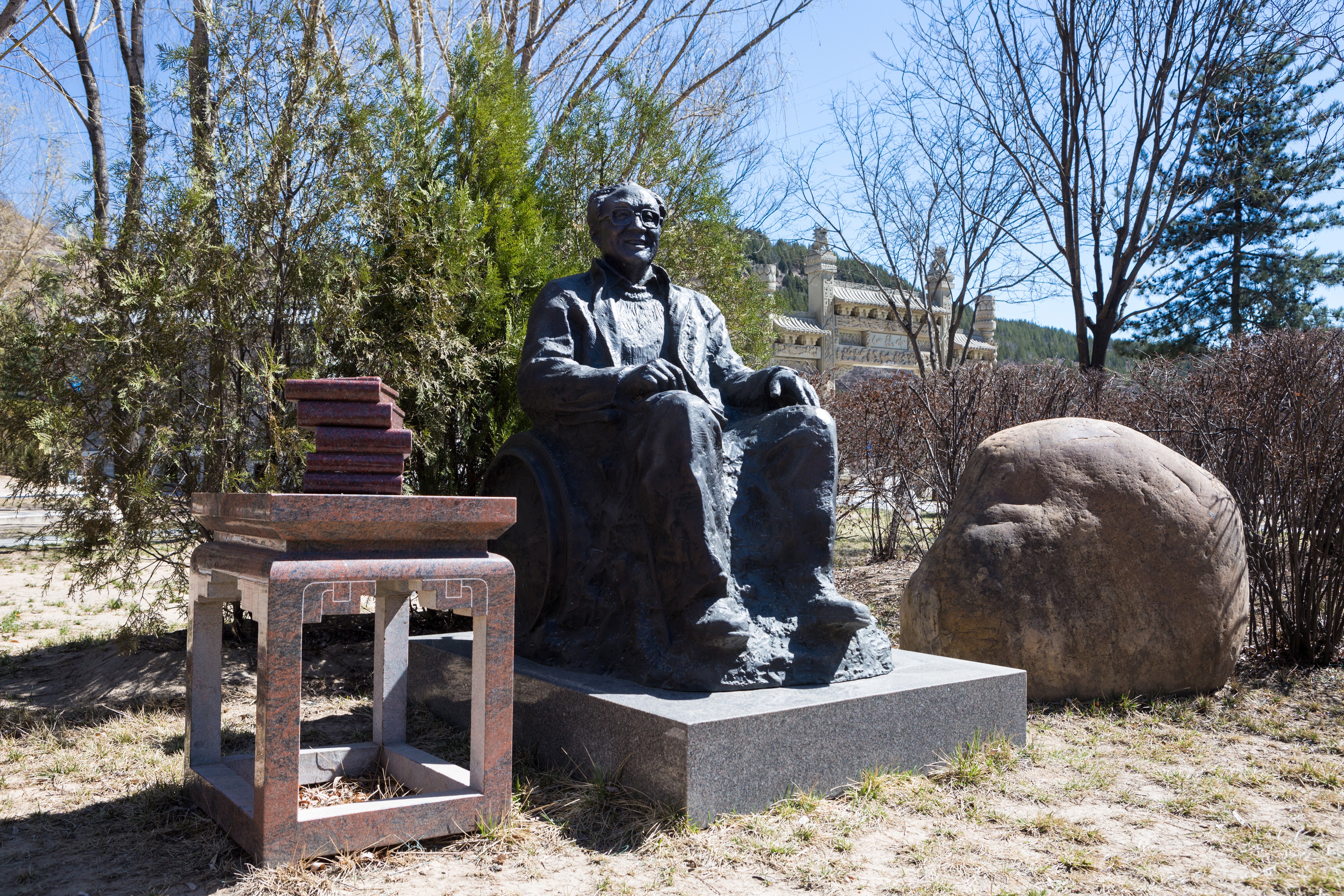 史铁生雕塑：生命的坚韧与智慧的传承